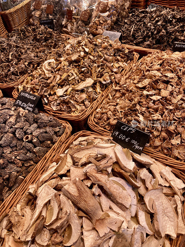 西班牙-巴塞罗那- Mercat de la Boqueria - dry mushrooms